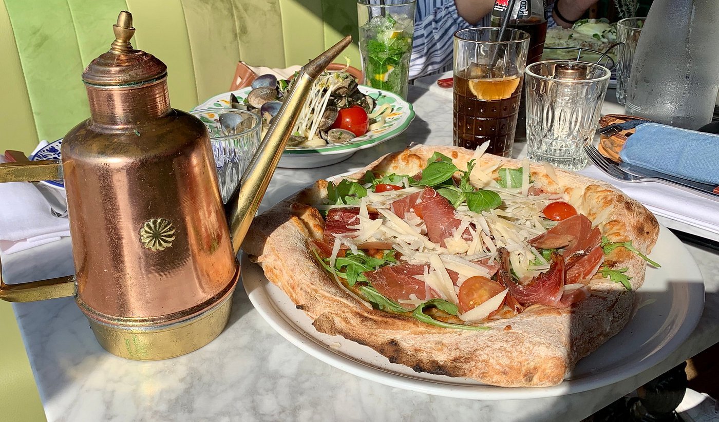Terrasse fleurie face au port de Toulon